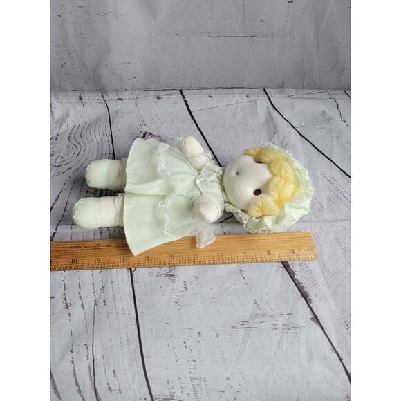 Vintage Cloth Doll Yarn Yellow Blond Hair Green Dress - Picture 7 of 7